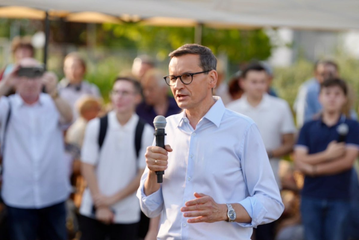 PiotrMuller's tweet photo. Dzisiaj @MorawieckiM w Jagodnie. Dialog, szukanie najlepszych rozwiązań dla Polski, ale również rozmowy na  trudne tematy.
Tak wygląda podejście klubu @RozwojPlus.  Przekonywać tych co się wahają. Iść w trudny teren, nawet jeżeli nie jest to oczywiste. Tak buduje się porozumienie.
#Jagodno
