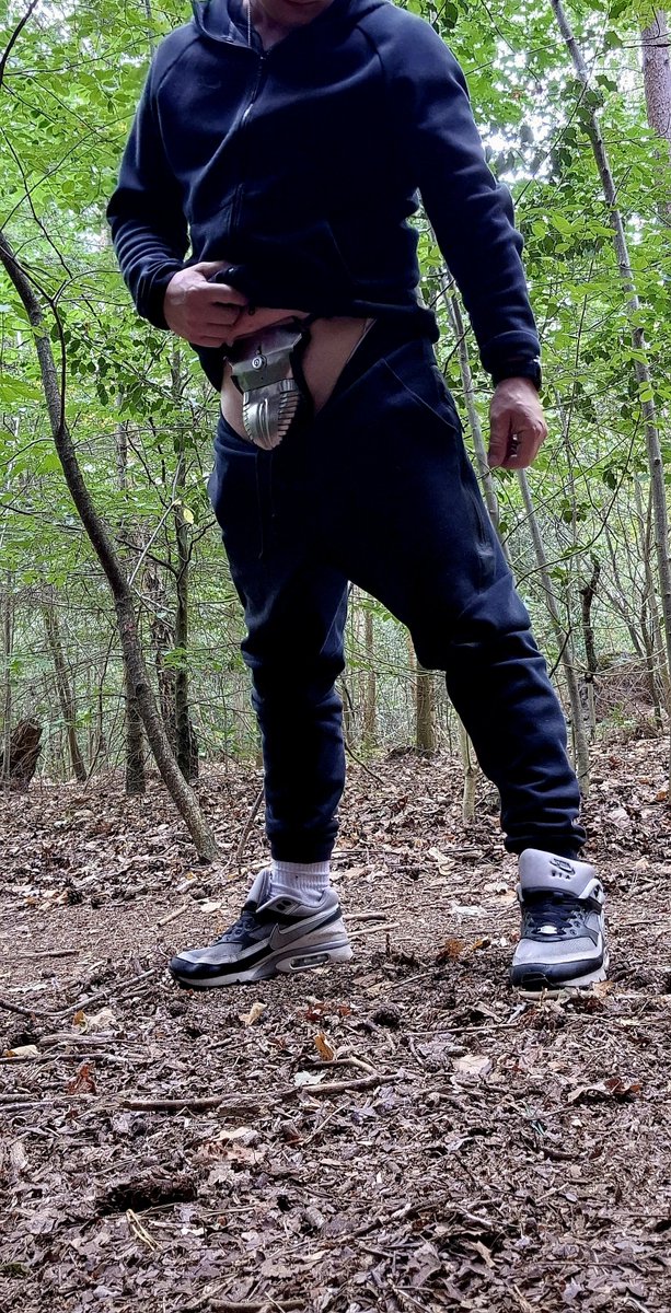 LockedShiba's tweet photo. Lunch break at work..lets take an walk... https://t.co/Y7g6iDiKoo