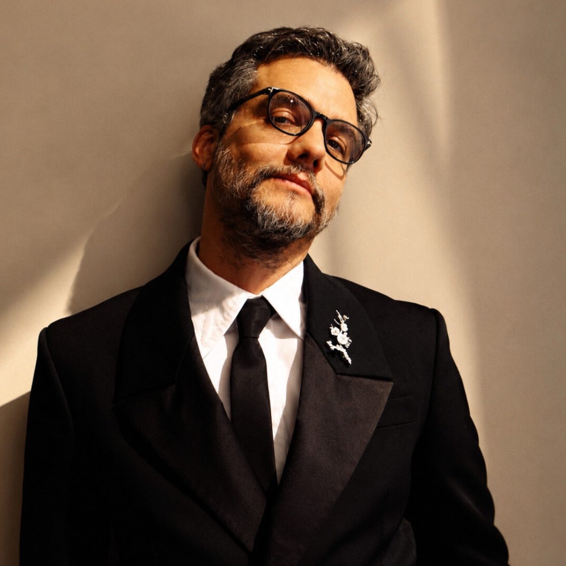 choquei's tweet photo. 🚨VEJA: Casado há 25 anos com Sandra Delgado, Wagner Moura revelou que o segredo para uma relação duradoura é o senso de humor. Segundo o ator, conseguir rir juntos até nos momentos difíceis faz toda a diferença. https://t.co/tuaoPBLWxx