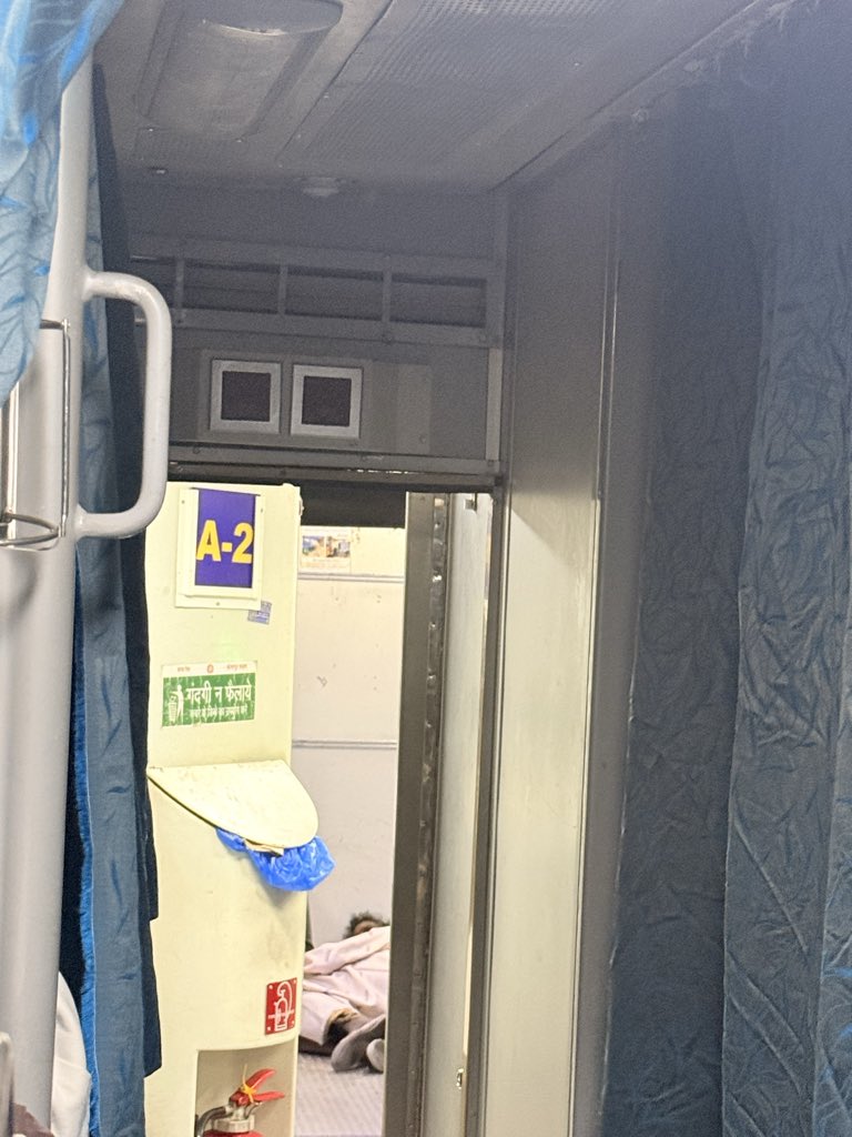 BennYNagraJ's tweet photo. @Srdmecwgtl @drmgtl @RailwaySeva @DRMSolapur Thank you sir. Hoping this will get resolved. It keeps on opening with just train movement. https://t.co/48R0Lu6nDw