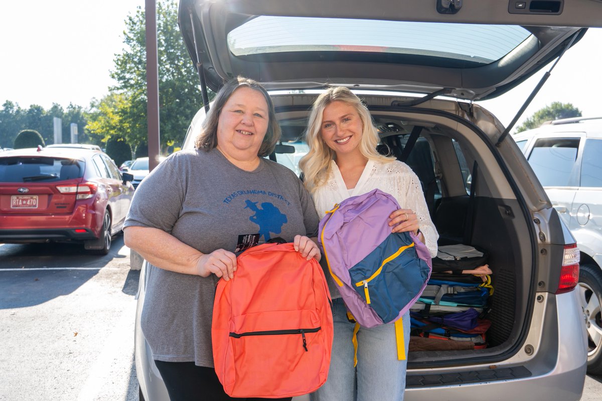 Okpork's tweet photo. Oklahoma pig farmers are helping students start the school year strong! 🎒

Oklahoma Pork Council intern Rachel delivered backpacks filled with school supplies and pork sticks from Ralph's Packing Company to Children of Harrah, helping students head back to class ready to learn! https://t.co/kajqB4Fv9P