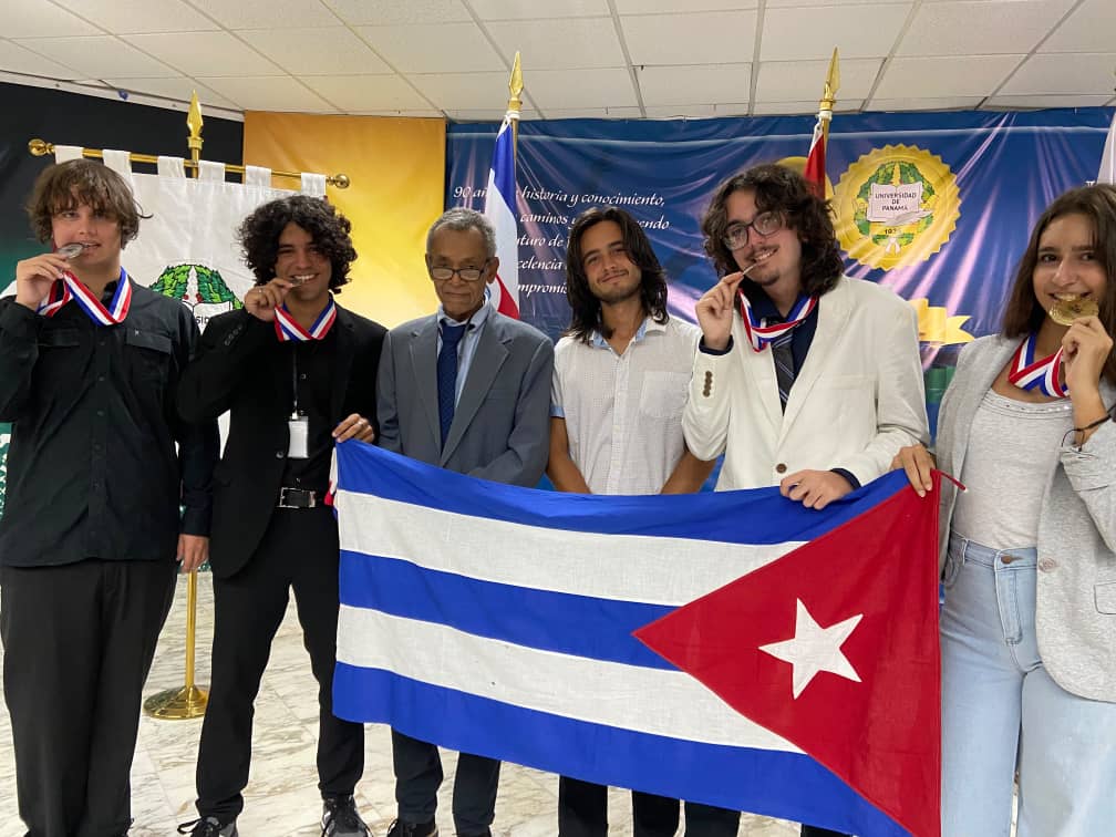 CubaMined's tweet photo. 🇨🇺 ¡Cuba brilla en Panamá!
Oro: Lauren García (Matanzas)
 Platas: Adolfo Díaz (C.Ávila), Nathán Rivadeneira (S.Spíritus) y Carlos Asin (Camagüey)
En la XIX Olimpiada Centroamericana y XVII del Caribe de Química, nuestros jóvenes demostraron el alto nivel de la enseñanza cubana. https://t.co/CSQkOX3DDm