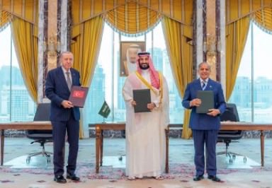 saloom_00100's tweet photo. #ولي_العهد_الأمير_محمد_بن_سلمان 
بقيادة سمو سيدي ولي العهد الأمير محمد بن سلمان تواصل المملكة ترسيخ مكانتها الدولية وبناء شراكات استراتيجية تعزز الأمن والاستقرار وتؤكد أن رؤية المملكة تقوم على السلام والقوة والتعاون مع الأشقاء حفظ الله سمو ولي العهد وأدام على المملكة عزها🇸🇦🇹🇷🇵🇰⚔️ https://t.co/OY0lIB32sf