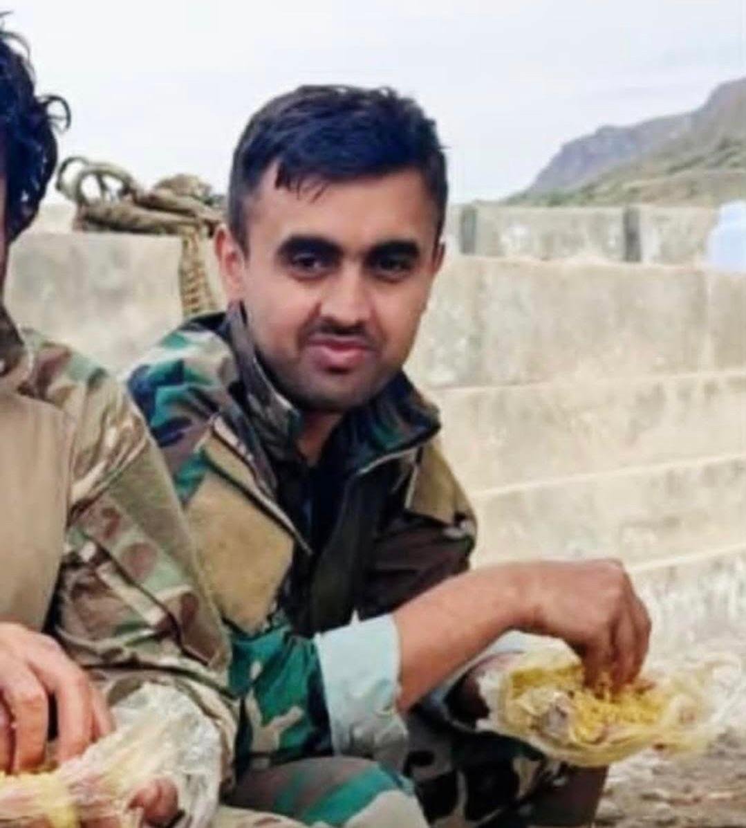 Maj_Marwat's tweet photo. زمین پر بیٹھ کر شاپر میں چاول لے کر کھانے والا یہ شخص اس فوج کا کیپٹن ہے
جس پر 80 فیصد بجٹ کھانے کا الزام لگایا جاتا ہے

کیپٹن حمزہ جس کا تعلق 143 L/C، 6 لائٹ کمانڈو بٹالین سے تھا
اس بہادر جوان نے آج خیبرپختونخوا کے ضلع ہنگو میں فتنہ الخوارج کے خلاف آپریشن کی دوران 6 خوارجیوں کو جہنم واصل کرنے کے بعد خود بھی شہادت کا عالی رتبہ حاصل کر لیا ،،

وطن کی مٹی گواہ رہنا 😢