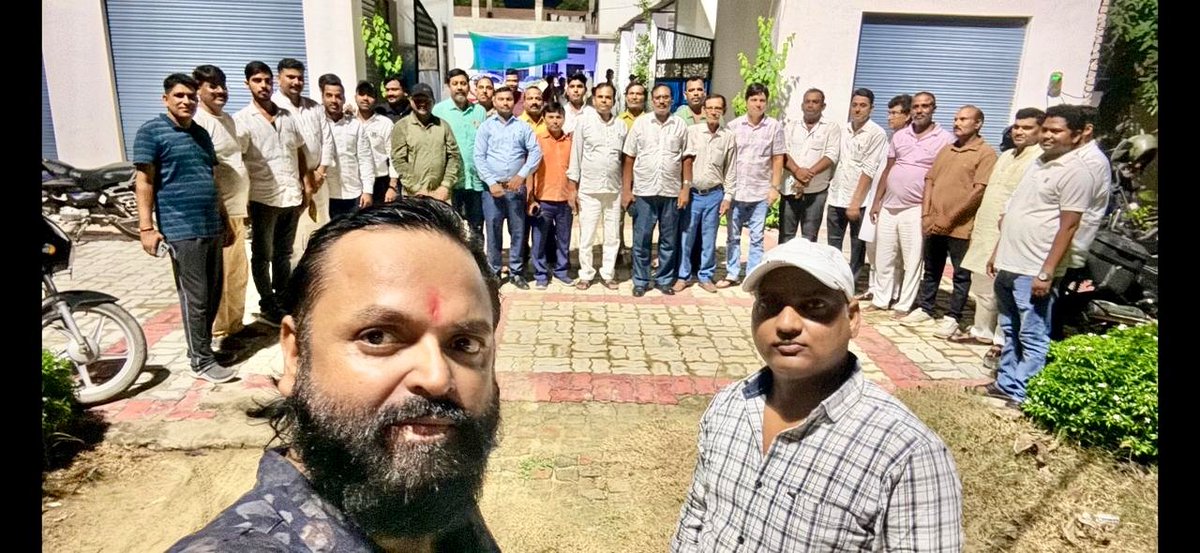 Pushpendra_Ad's tweet photo. आज बड़े भाई एड श्री ज्ञानप्रकाश यादव जी द्वारा अपने ग्राम सभा ढेंकवारा में स्नेह भोज कार्यक्रम आयोजित किया गया । इस कार्यक्रम को सफल बनाने के लिए बड़े भाई ज्ञानप्रकाश यादव जी के साथ उनकी पूरी टीम को बहुत बहुत धन्यवाद....🙏🙏🙏 https://t.co/hMzGEJuGZZ