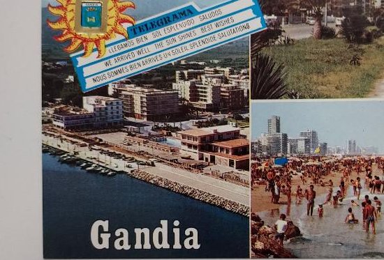 genteEGB's tweet photo. ...Y como no había "estados" de WhatsApp, desde la playa siempre había que enviar una postal a la familia diciendo que todo era muy bonito y nos lo estábamos pasando muy bien 🥹.

El mensaje escrito no estaba "cifrado de extremo a extremo" 😜

Ah, y a veces llegaba después de volver de vacaciones.

Seguro que tú también mandaste más de una postal de estas.