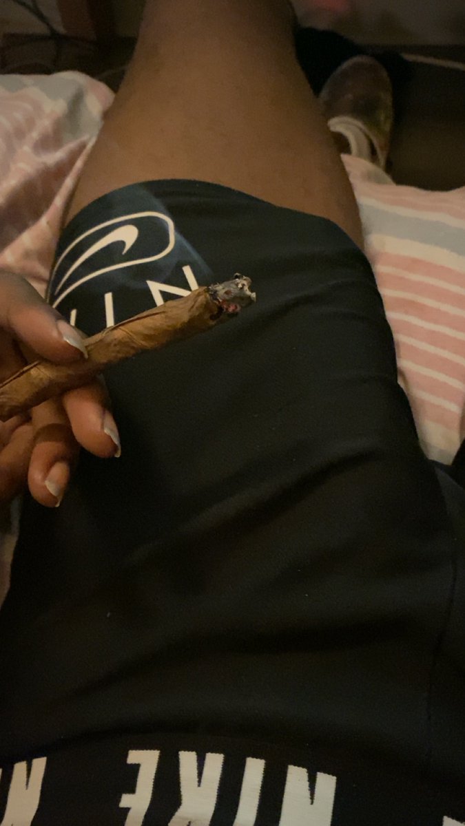 HeadDocotor03's tweet photo. Scrolling and smoking Dick getting hard🍆 #420 #BBC #Print https://t.co/mFBP8vza0D