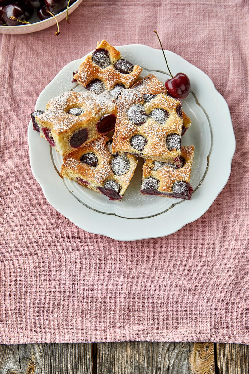 nparts's tweet photo. Bublanina (Czech fruit cake) https://t.co/nX69ifvz30 https://t.co/n9kM8deV0x