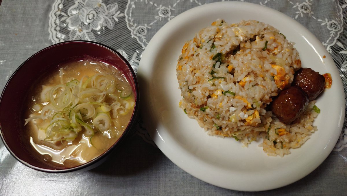000starask's tweet photo. 夕食は炒飯とネギたっぷり味噌汁✨️

昨日も朝から暑過ぎた〜💦

お盆休みも熱中症に気をつけて水分補給して楽しい連休と楽しい夏にしよう✨️ https://t.co/UrTXDQffTb