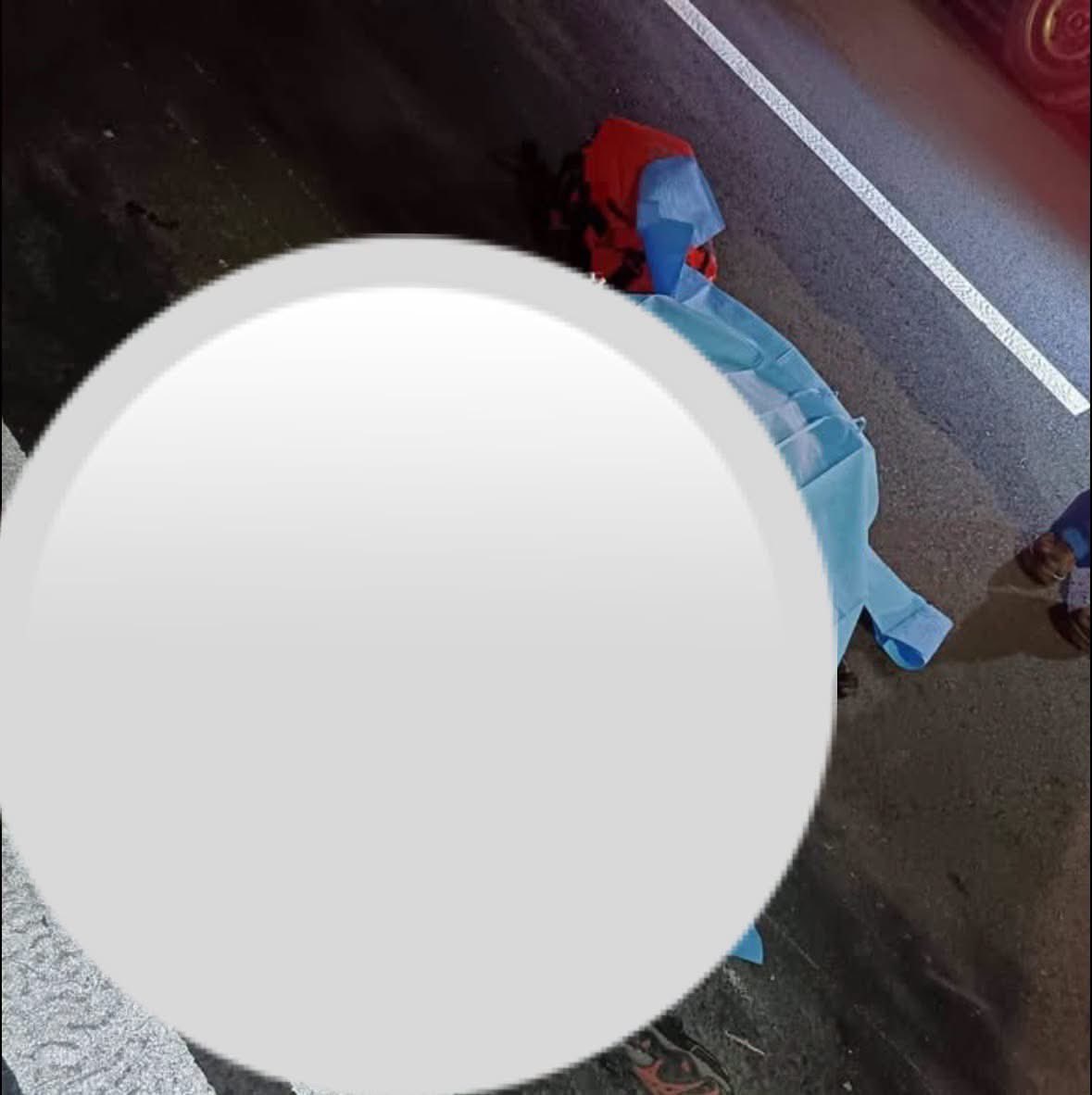 ITROriginal's tweet photo. 🚨 CONDUCTOR HUYE Y ABANDONA VEHÍCULO DEPORTIVO TRAS PERCANCE VIAL QUE DEJÓ UN MOTOCICLISTA FALLECIDO

🏍️ Manuel Arístides Murcia Hernández falleció este viernes luego de un percance vial ocurrido sobre el bulevar del Hipódromo, San Salvador Centro.

🚗 Tras el impacto, el conductor del vehículo deportivo de lujo escapó de la escena y dejó abandonado el automóvil a varias cuadras del lugar.

⚠️ Las autoridades mantienen la investigación para establecer cómo ocurrió el percance y determinar las responsabilidades correspondientes.