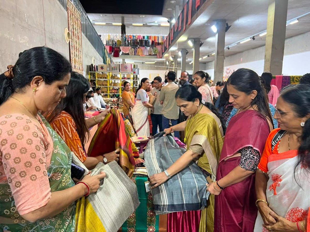 gujmahilamorcha's tweet photo. રાષ્ટ્રીય હેન્ડલૂમ દિવસના અવસરે "Craftroots Surat Exhibition 2026" ની મુલાકાત લેવાનો અને ત્યાંના સ્થાનિક વણકરો તથા કારીગરો દ્વારા તૈયાર કરાયેલા હેન્ડલૂમ ઉત્પાદનોની ખરીદી કરવાનો અવસર મળ્યો.

"My Handloom, My Pride" ના સંદેશને સૌ સુધી પહોંચાડીને વોકલ ફોર લોકલના વધુ મજબૂત બનાવીએ. https://t.co/1TGarhViRf