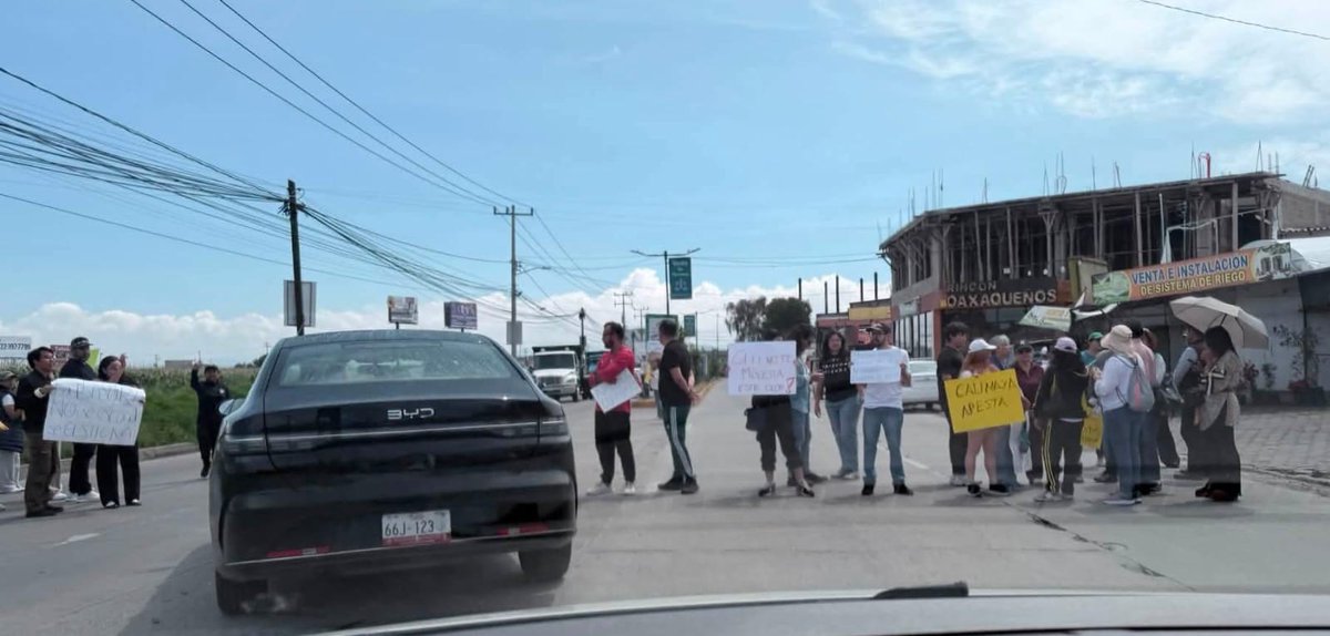 h_conexion's tweet photo. 🚨 #Alerta | Vecinos de #Calimaya bloquean el acceso principal al municipio y exigen #clausurar el #relleno #sanitario ya que el espacio superó su tiempo de operación, ya suma 20 años, lo que ha provocado afectaciones ambientales, de salud y olores pestilentes 📢 https://t.co/BpKv9hPJaH