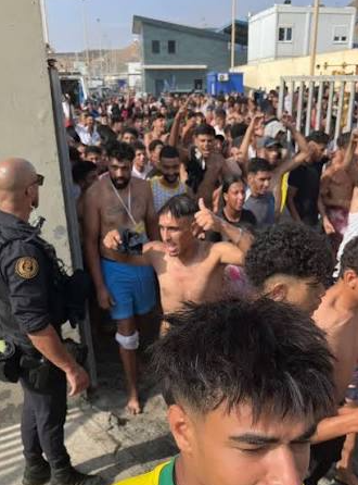 josejavierespa's tweet photo. Protego ergo obligo (Carl Schmitt).
Cuando un Estado no puede garantizar la seguridad física de sus ciudadanos y el orden general, pierde de inmediato el derecho a exigir obediencia.
La tolerancia con la invasión de Ceuta ha privado a este Gobierno de cualquier resto de legitimidad.