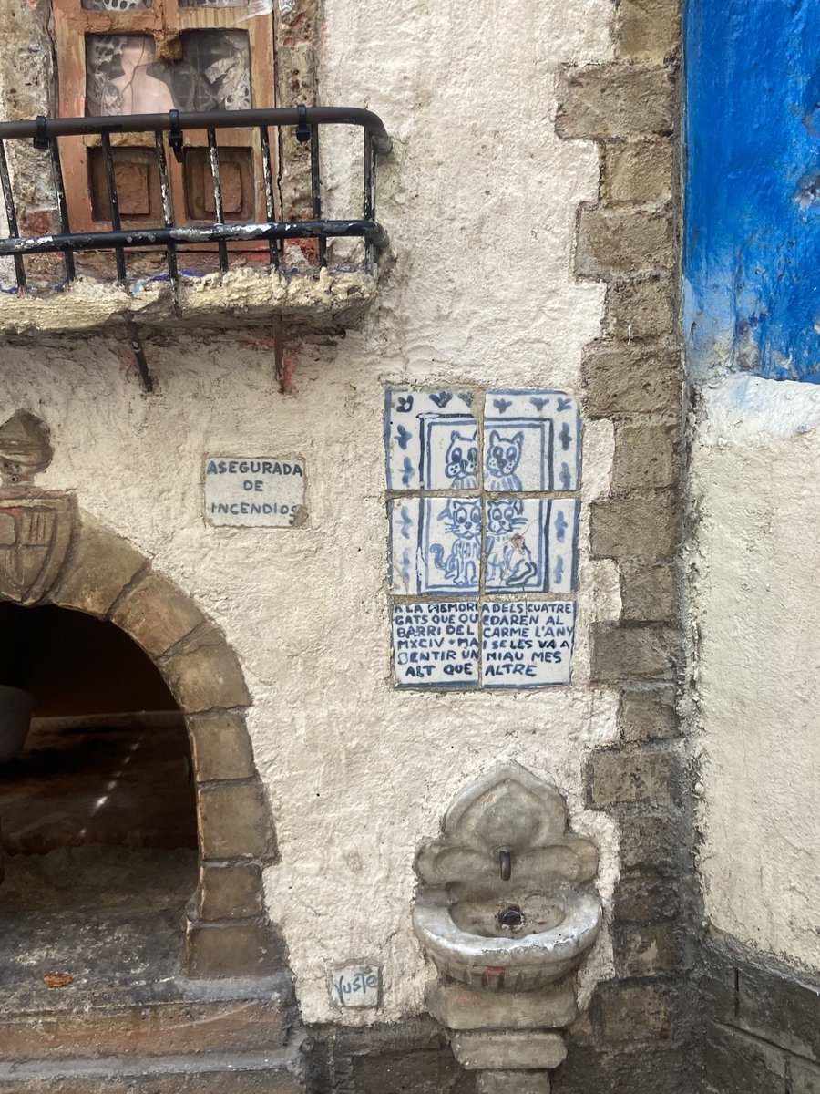 redtyres's tweet photo. there’s a little house for stray cats in valencia and it has snoopy on it https://t.co/L1Bhq3Tv1p