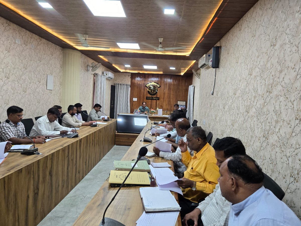 ChitrakootDm's tweet photo. दिनांक 07.08.2026 को स्थानीय निकायों से संबंधित विभिन्न विकास योजनाओं एवं निर्माण कार्यों की समीक्षा बैठक आयोजित की गई। बैठक में राज्य वित्त आयोग, 15वें वित्त आयोग, मुख्यमंत्री नगर सृजन योजना, अमृत 2.0, नगरीय पेयजल, जल निकासी, अमृत सरोवर, पं. दीनदयाल उपाध्याय नगर विकास योजना एवं कान्हा गौशाला सहित विभिन्न परियोजनाओं की प्रगति की समीक्षा की गई।

जिलाधिकारी ने सभी अधिशासी अधिकारियों को विकास कार्य समयबद्ध एवं गुणवत्तापूर्ण ढंग से पूर्ण कराने तथा नियमित मॉनिटरिंग सुनिश्चित करने के निर्देश दिए। कार्यों की प्रगति के फोटोग्राफ संबंधित पोर्टल पर अपलोड करने एवं योजनाओं का व्यापक प्रचार-प्रसार कराने को कहा।

डॉ. भीमराव आंबेडकर की प्रतिमाओं के सौंदर्यीकरण हेतु जनप्रतिनिधियों से प्रस्ताव प्राप्त कर शासन को भेजने, स्वच्छता किट का वितरण जनप्रतिनिधियों की उपस्थिति में कराने तथा ₹5 लाख से अधिक लागत वाले कार्यों का शिलान्यास एवं लोकार्पण जनप्रतिनिधियों के माध्यम से कराने के निर्देश दिए।

नगर पंचायत राजापुर में धीमी प्रगति पर संबंधित कनिष्ठ सहायक का वेतन रोकने के निर्देश दिए गए। साथ ही एएनएएच के दोनों ओर क्षतिग्रस्त इंटरलॉकिंग मार्गों की मरम्मत तथा कान्हा गौशाला के निर्माण में लापरवाही बरतने वाली कार्यदायी संस्थाओं के विरुद्ध कारण बताओ नोटिस एवं आवश्यकतानुसार ब्लैकलिस्ट की कार्यवाही के निर्देश दिए गए।

#Chitrakoot #UrbanDevelopment #GoodGovernance #InfrastructureDevelopment #SmartCities #SwachhBharat #Chitrakootdham #UttarPradesh #ViksitBharat
