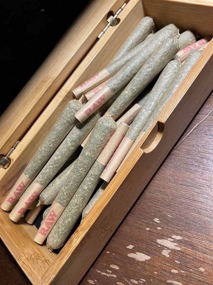 _StonersRUs_'s tweet photo. Friday plans 🤗 https://t.co/akGEWcgepy