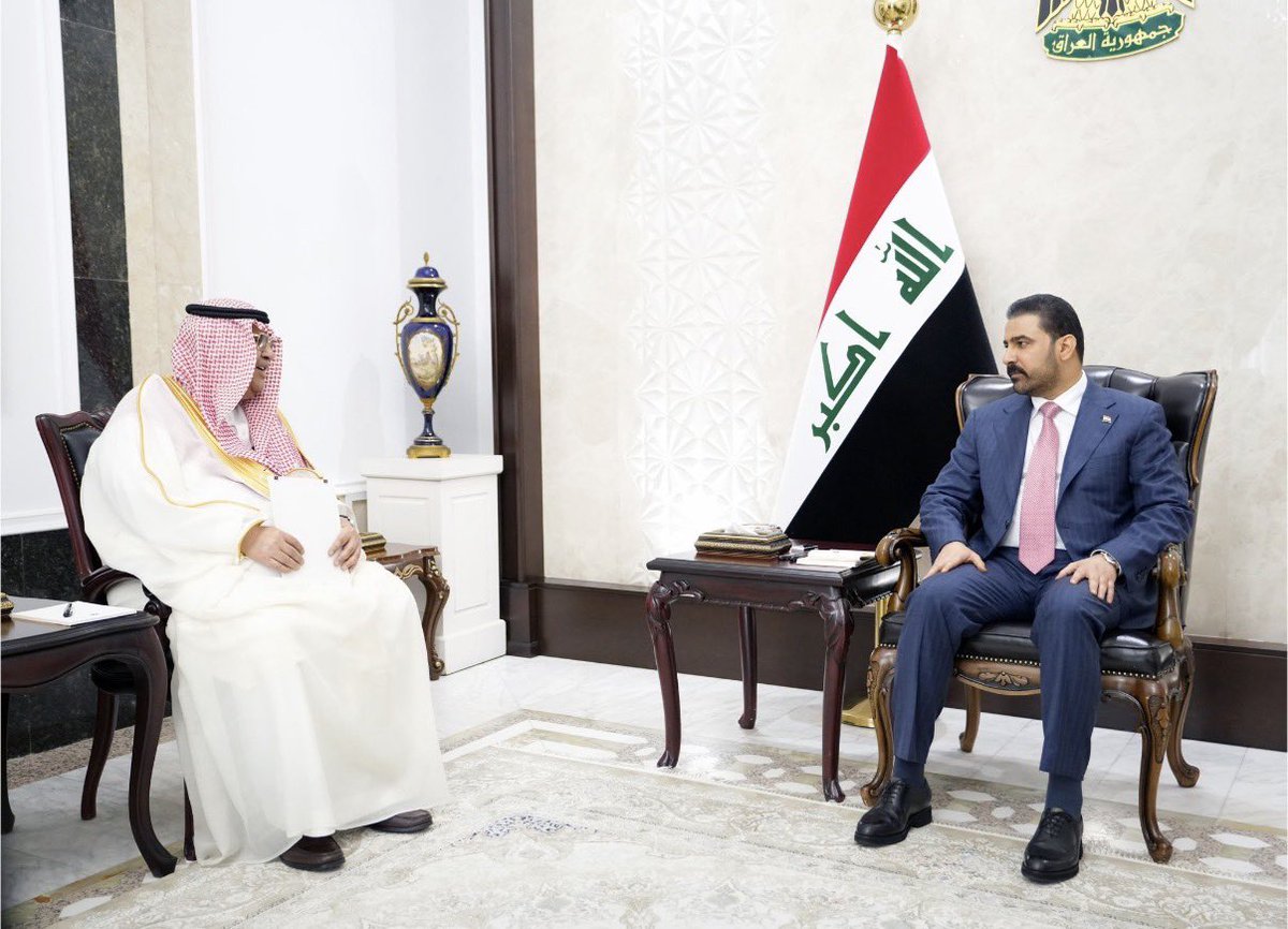 Mohdalmulla67's tweet photo. رئيس مجلس الوزراء #العراق علي فالح الزيدي يستقبل رئيس جهاز الاستخبارات العامة السعودي خالد بن علي الحميدان في بغداد. اللقاء شهد الاتفاق على تعزيز التنسيق الأمني وتبادل المعلومات لمواجهة التحديات الإقليمية، مع التأكيد على رفض العراق استخدام أراضيه أو أجوائه للاعتداء على دول الجوار.