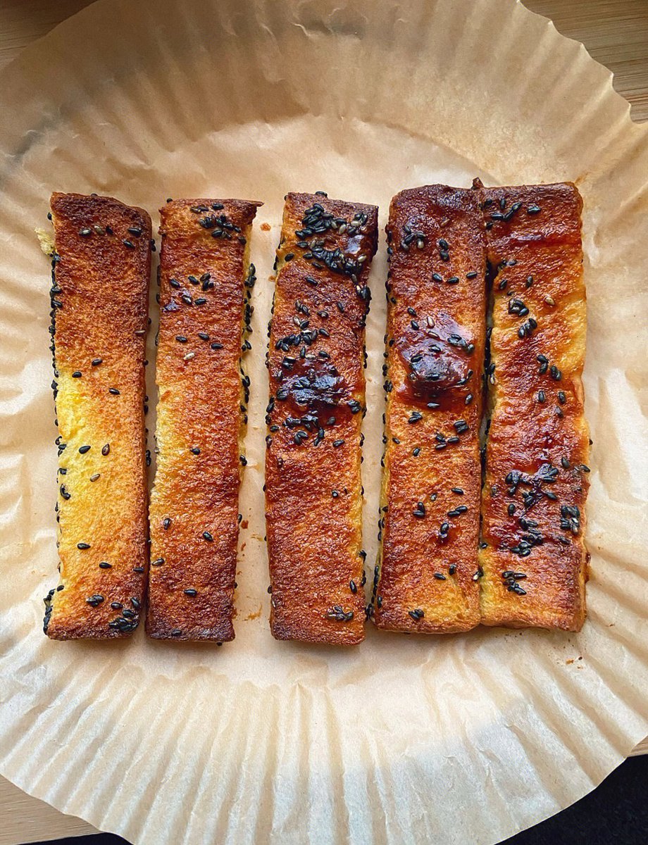 Ssilver27's tweet photo. Just found the best late-night snack: warm buttered toast topped with melted dark chocolate and sea salt. Pure comfort in every bite! https://t.co/EaZUm1abiT
