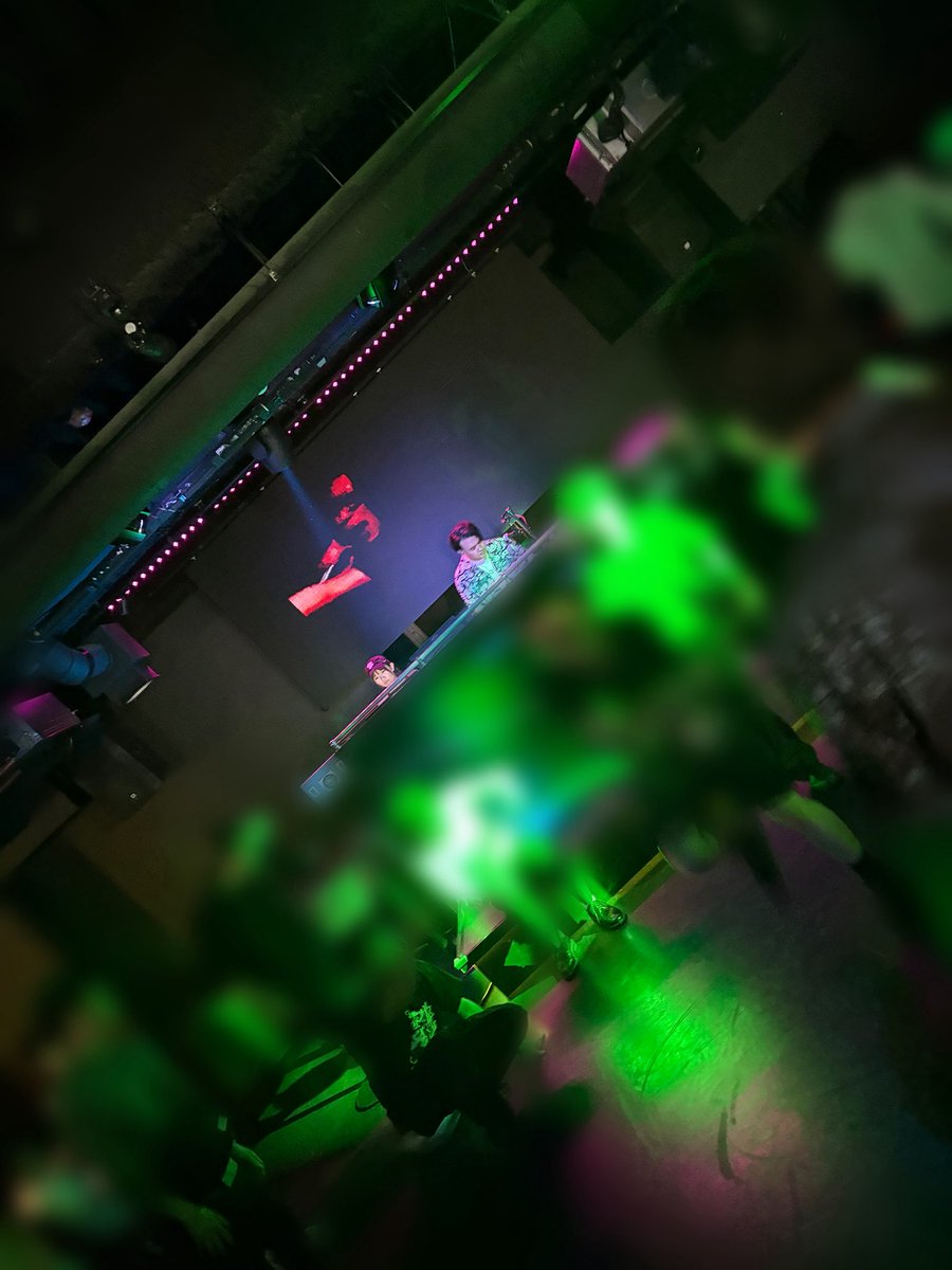 kurocha_dj's tweet photo. 突然始まるダンスバトル

#おしばに https://t.co/dycUU7TpkV