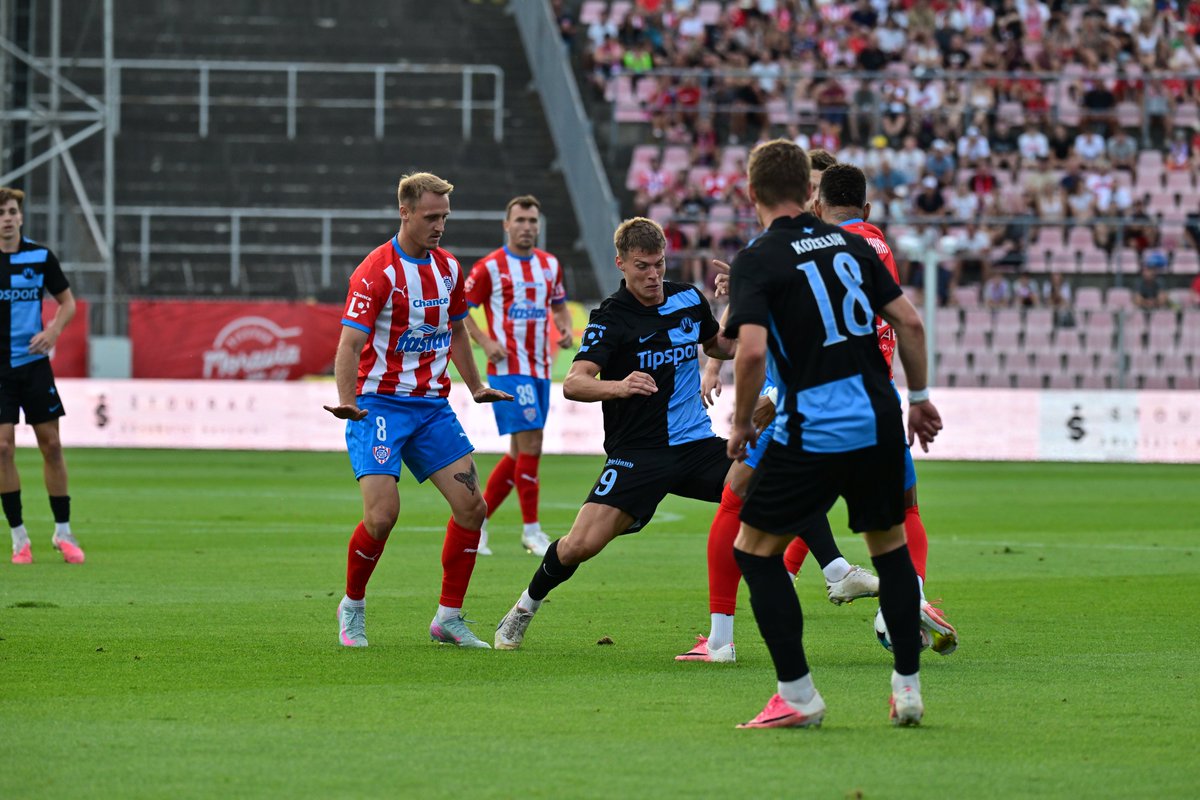 FCSlovanLiberec's tweet photo. ⏱️30' | #ZBRLIB | 0:0
Fotbalová bitva na Králově poli. 🤜🤛 https://t.co/OsOfdhA2W1