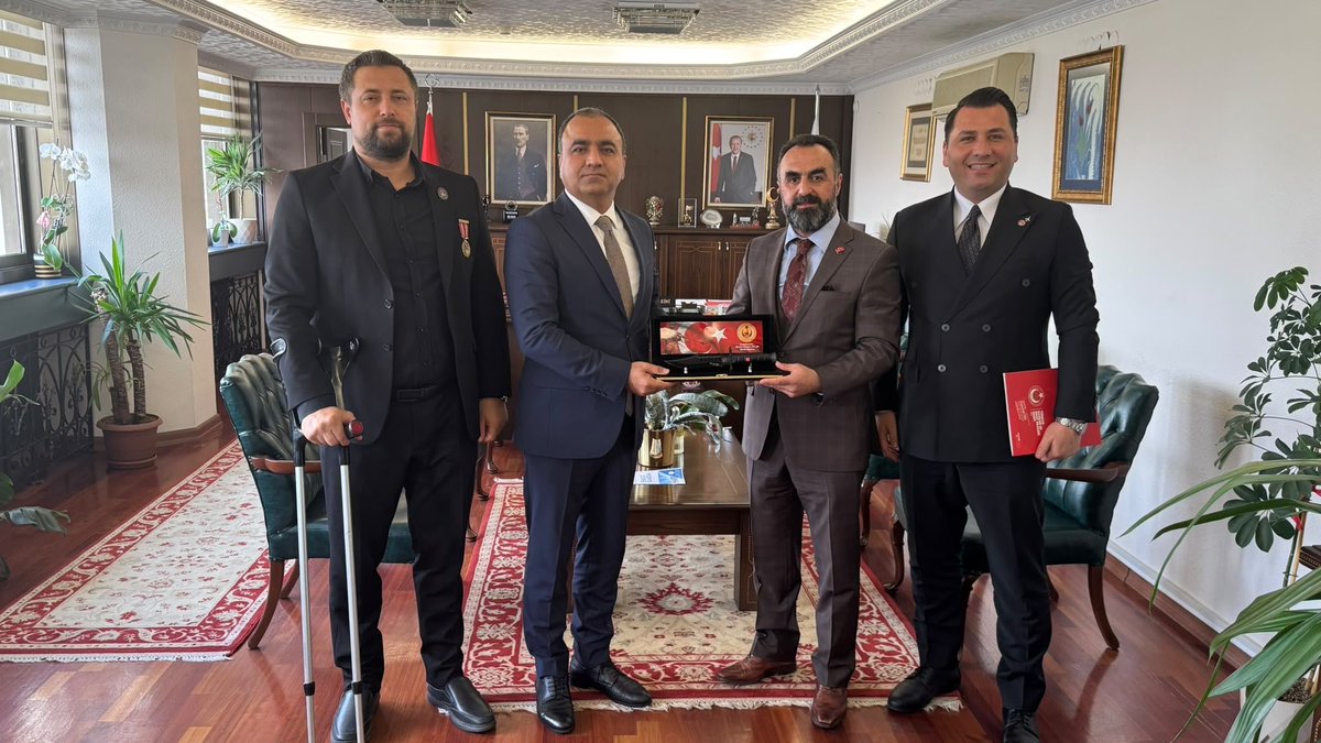 GazilerVakfi's tweet photo. Genel Başkanımız (Gazi) Lokman Aylar, Yönetim Kurulu Üyemiz (Gazi) Mehmet Eğin ile birlikte Enerji ve Tabii Kaynaklar Bakanlığı Yönetim Hizmetleri Genel Müdürü Uğur Aybeğ Kini’ye nezaket ziyaretinde bulundu.

Gerçekleştirilen görüşmede, kamu kurumlarıyla iş birliğinin güçlendirilmesi, şehit aileleri ve gazilerimizin her alanda desteklenmesine yönelik ortak hassasiyetler ile yürütülebilecek çalışmalar üzerine karşılıklı değerlendirmelerde bulunuldu.

Nazik ev sahipliği ve misafirperverliği dolayısıyla Sayın Uğur Aybeğ’e teşekkür ediyor, çalışmalarında başarılar diliyoruz.