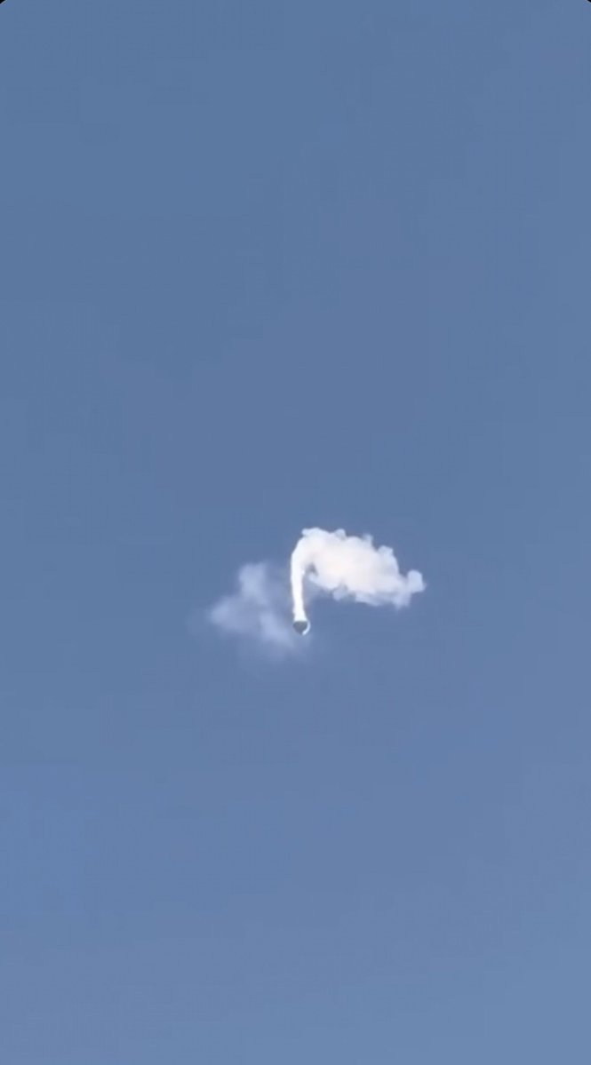 izaqueufo's tweet photo. 😳😱🛸🇧🇷 MAIS O QUE É ISSO?

Esse "objeto" apareceu nos céus do Rio de Janeiro, no Brazil e intrigou moradores da região, sem saber exatamente o que poderia ser. https://t.co/gqiLjxLbmO