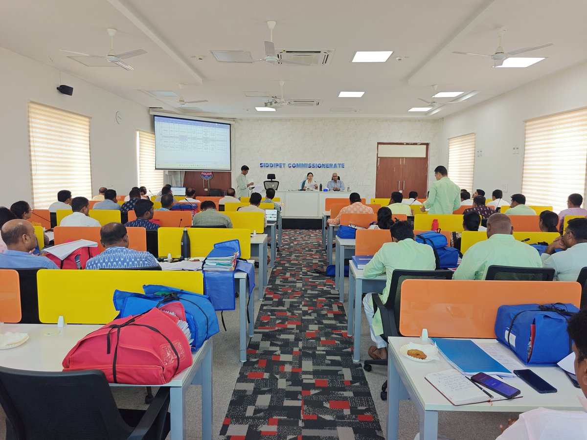 siddipetcp's tweet photo. CP Rashmi Perumal, IPS,chaired the monthly crime review meeting with officers stressing effective policing,crime reduction,and road safety.On the occasion of #NationalHandloomDay,all officers attended in handloom attire to honour India's skilled weavers and rich handloom heritage https://t.co/ioVRHX4ccY