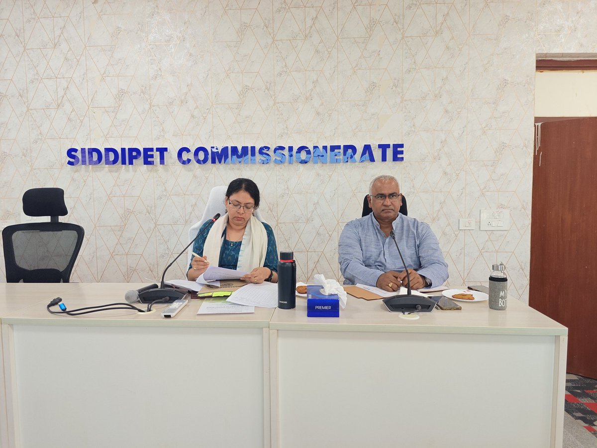 siddipetcp's tweet photo. CP Rashmi Perumal, IPS,chaired the monthly crime review meeting with officers stressing effective policing,crime reduction,and road safety.On the occasion of #NationalHandloomDay,all officers attended in handloom attire to honour India's skilled weavers and rich handloom heritage https://t.co/ioVRHX4ccY