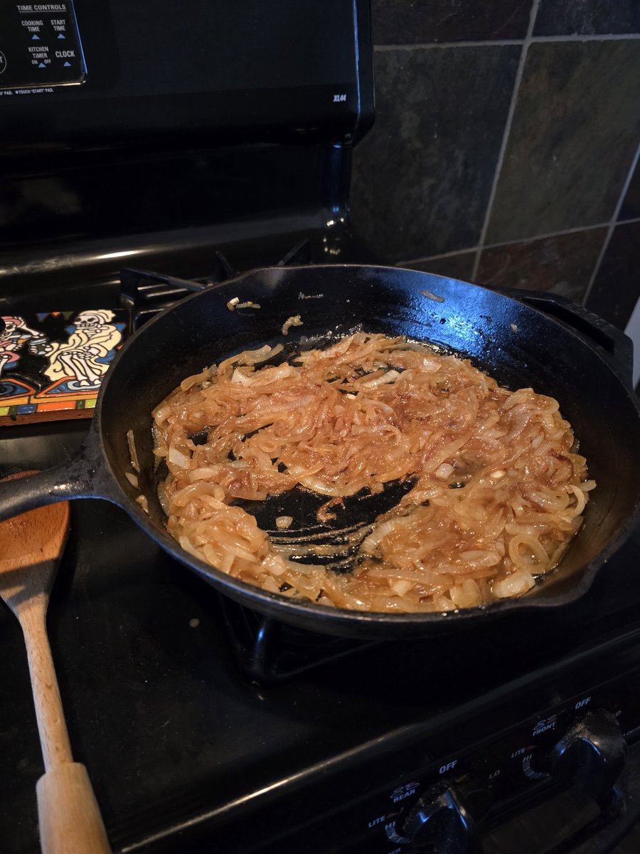 mamecastle's tweet photo. Onions done! Starting mushrooms with butter and thyme... #wingingit https://t.co/u0srSQYBKQ