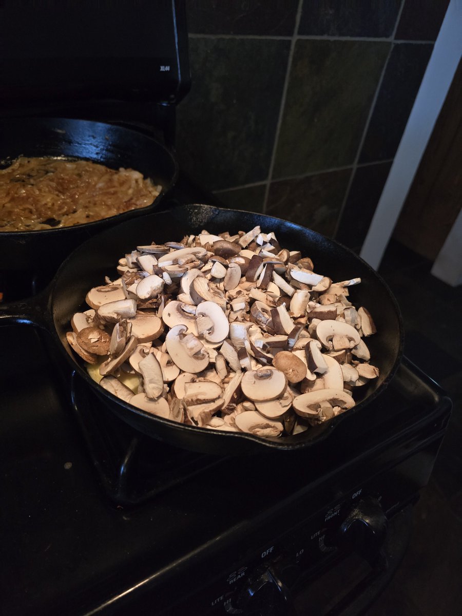 mamecastle's tweet photo. Onions done! Starting mushrooms with butter and thyme... #wingingit https://t.co/u0srSQYBKQ