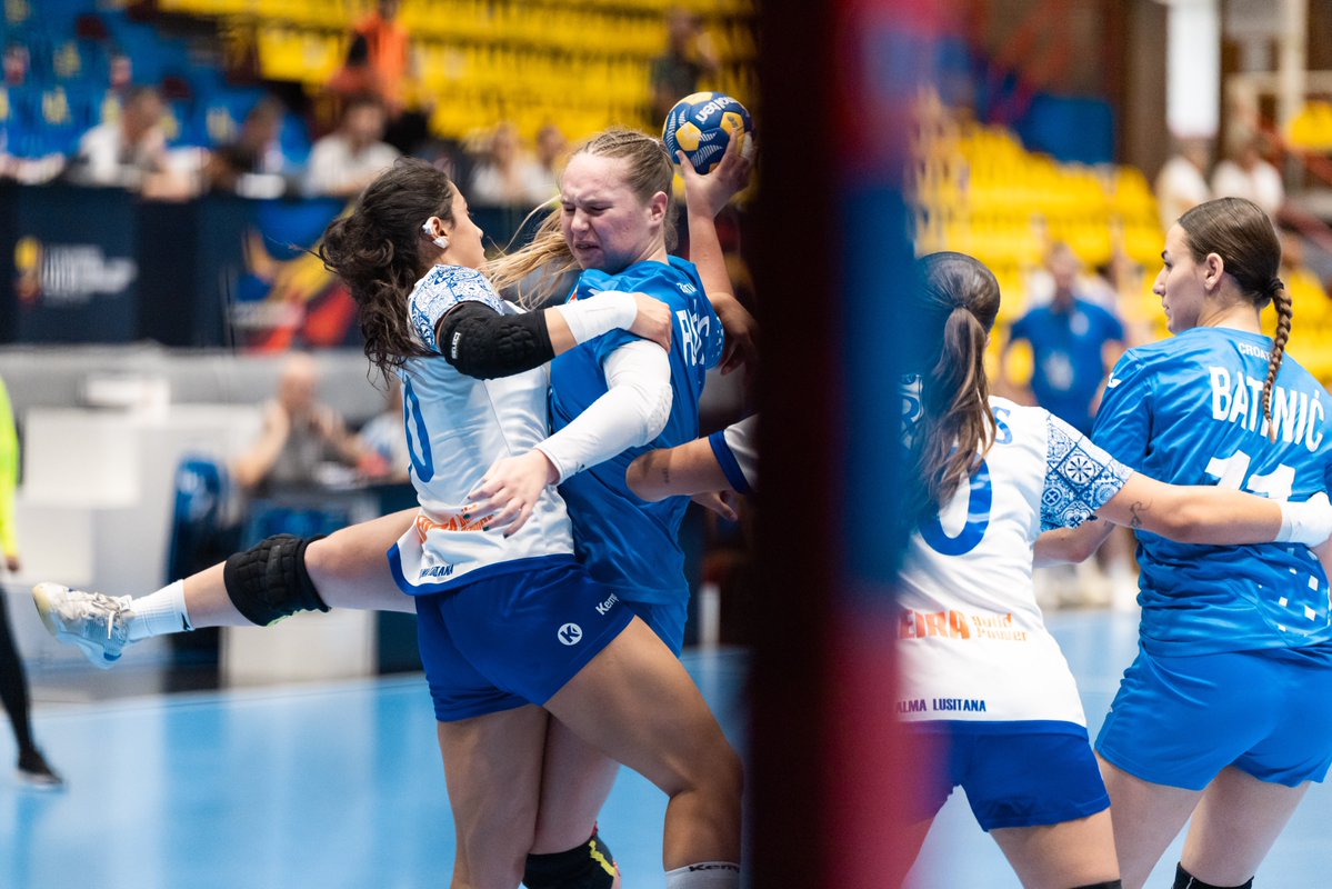 HRS_CHF's tweet photo. 🇭🇷 | 𝐌𝐥𝐚đ𝐞 𝐣𝐮𝐧𝐢𝐨𝐫𝐤𝐞 |
Naše mlađe juniorke borile su se do posljednje sekunde, ali Portugal je slavio 26:34.

Hrvatska je Svjetsko prvenstvo završila na 18. mjestu. Ponosni smo na borbenost i srce koje ste pokazale tijekom cijelog prvenstva. ❤️

#crohandball https://t.co/QgGcgTXYJc