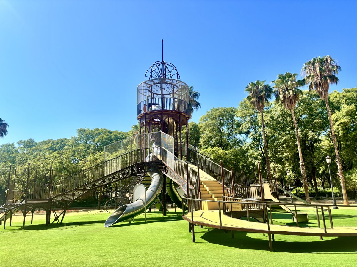 joseamesa's tweet photo. Este juego infantil imita la forma de la Pasarela, una estructura de hierro que se construyó muy cerca de aquí y que fue el origen de la famosa Portada de la Feria de Sevilla.

La Ciudad de los Niños en el Prado de San Sebastián de Sevilla se inauguró el 3 de julio de 2026 https://t.co/l8DlniE7Mu