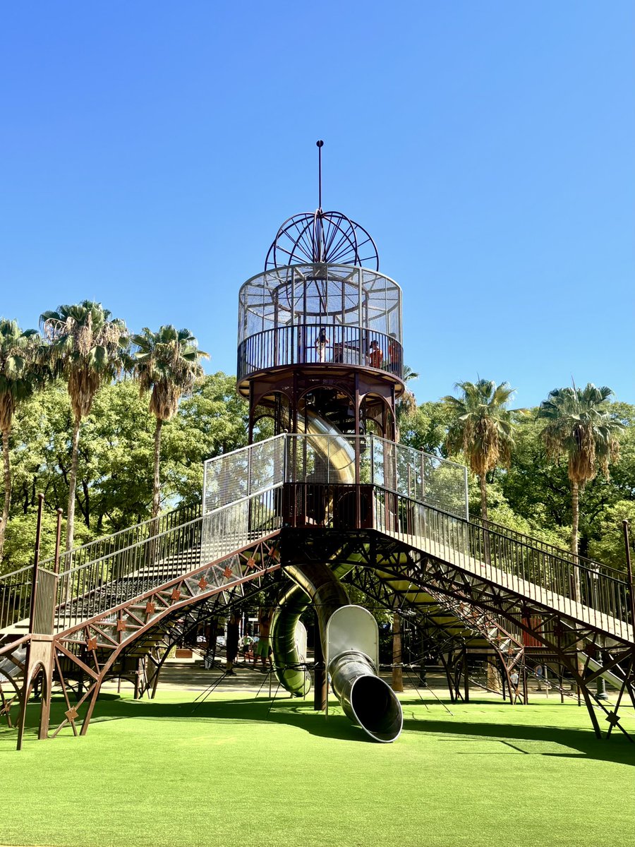 joseamesa's tweet photo. Este juego infantil imita la forma de la Pasarela, una estructura de hierro que se construyó muy cerca de aquí y que fue el origen de la famosa Portada de la Feria de Sevilla.

La Ciudad de los Niños en el Prado de San Sebastián de Sevilla se inauguró el 3 de julio de 2026 https://t.co/l8DlniE7Mu