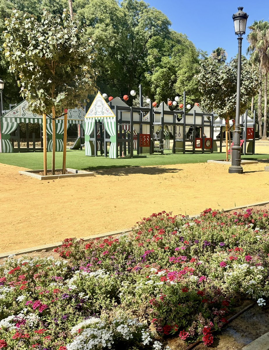 joseamesa's tweet photo. Este juego infantil imita la forma de la Pasarela, una estructura de hierro que se construyó muy cerca de aquí y que fue el origen de la famosa Portada de la Feria de Sevilla.

La Ciudad de los Niños en el Prado de San Sebastián de Sevilla se inauguró el 3 de julio de 2026 https://t.co/l8DlniE7Mu