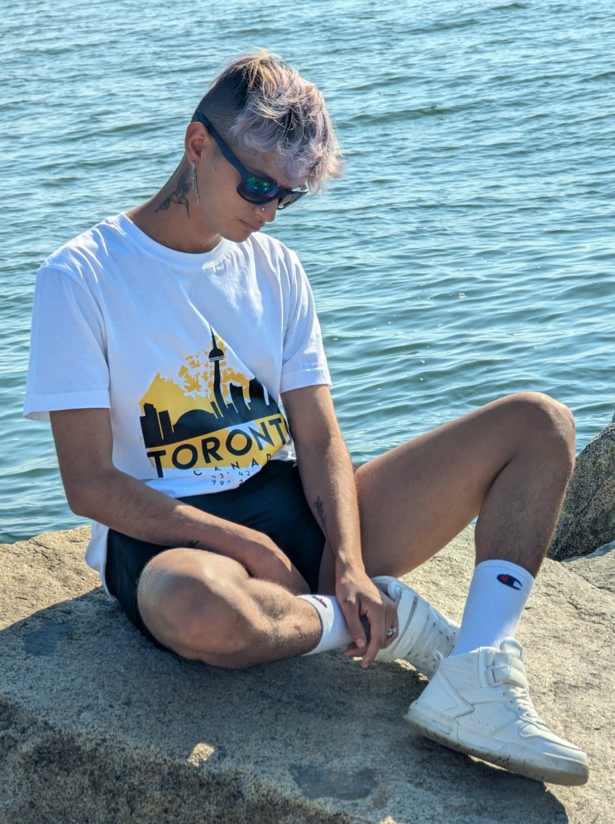 Adenley22's tweet photo. Does anyone have anything they can entertain me with? https://t.co/coymZTue51