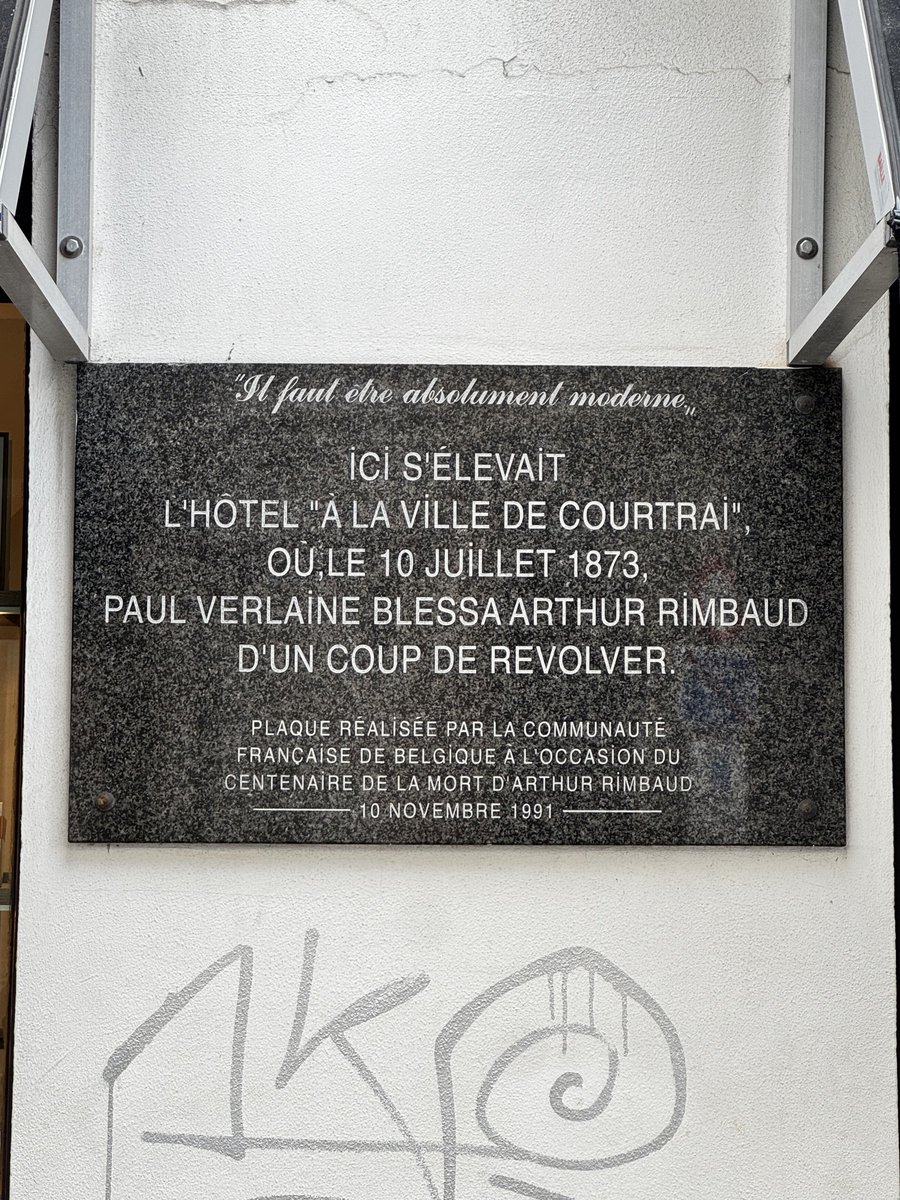 vaporwxve's tweet photo. meilleur date de ma vie on est en train de se descendre 1 mètre de bières en amoureux à même pas 100m de là où verlaine a shooté rimbaud https://t.co/KpfuFKQFMU
