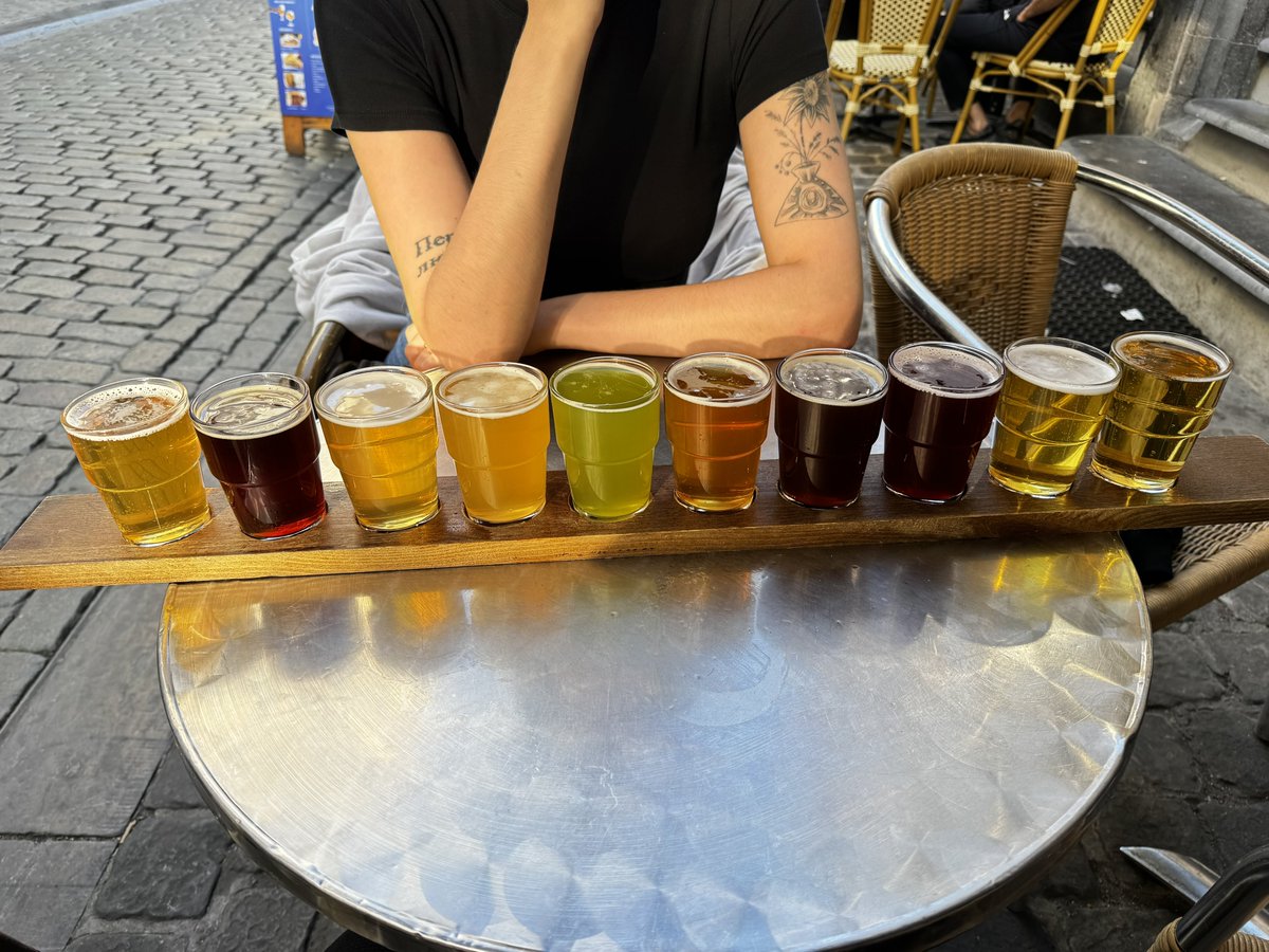 vaporwxve's tweet photo. meilleur date de ma vie on est en train de se descendre 1 mètre de bières en amoureux à même pas 100m de là où verlaine a shooté rimbaud https://t.co/KpfuFKQFMU