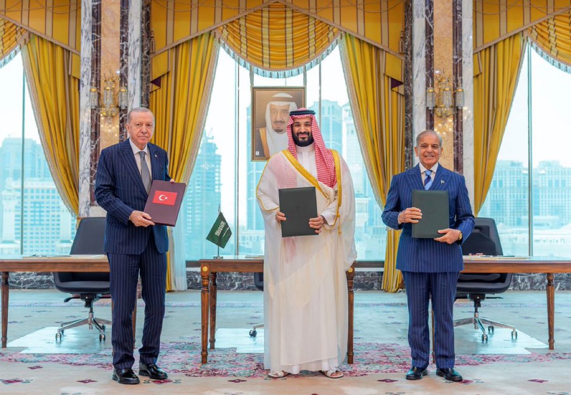 SaudiNews50's tweet photo. التصريح الكامل لرئيس وزراء باكستان:

تشرفتُ بتوقيع اتفاقيه مكة للدفاع المشترك التي ستكون درعاً للسلام لأجيال قادمة.

يمثل اتفاق مكة للدفاع محطة مفصلية تاريخية في مسار التعاون بين ثلاث دول شقيقة.

ترتكز علاقات باكستان والسعودية وتركيا على الثقة المتبادلة ووحدة المصير والإيمان بأهمية ترسيخ الأمن والاستقرار وصون السلم الإقليمي

توقيع اتفاق مكة للدفاع في رحاب مكة المكرمة وبجوار الحرمين الشريفين يضفي عليه بُعدًا تاريخيًا ورمزيًا يعكس عمق المسؤولية المشتركة تجاه أمن دولنا، وخدمة مصالح شعوبنا، والإسهام في تعزيز استقرار العالم الإسلامي.

-