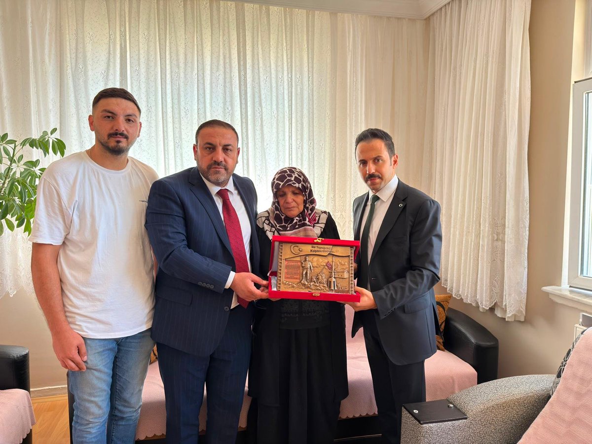 CicekdagiBldBsk's tweet photo. Belediye Başkanımız Sayın Hasan Hakanoğlu, Kaymakamımız Sayın Durdu Yavuz Öğüt ve ilçe kurum amirlerimiz ile birlikte şehadetinin 2. yıl dönümünde aziz şehidimiz Piyade Uzman Çavuş Habip Murat Alp'in kabri başında dualar okudu, ardından kederli ailesini ziyaret ederek taziyelerini iletti.

​Vatanı ve mukaddesatı uğruna canını feda eden aziz şehidimiz Habip Murat Alp'e  bir kez daha Allah’tan rahmet; ailesine, sevenlerine ve aziz milletimize sabırlar diliyoruz. 
Ruhu şad, mekânı cennet olsun. 🇹🇷