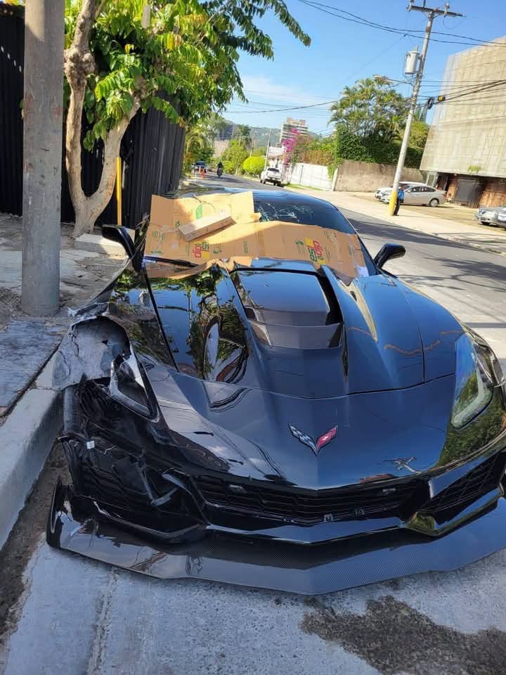 alertanoti's tweet photo. MOTOCICLISTA MUERE TRAS SER IMPACTADO POR VEHÍCULO CORVETTE EN SAN SALVADOR

Un motociclista perdió la vida luego de ser impactado por un vehículo deportivo de lujo en el Bulevar del Hipódromo, en San Salvador. Tras el accidente, el conductor del automotor huyó del lugar y dejó abandonado el vehículo cuadras adelante.

La víctima fue identificada como Manuel Arístides Murcia Hernández. Según información preliminar, el motociclista fue impactado y arrastrado varios metros debido a la fuerza de la colisión, sufriendo lesiones que le provocaron la muerte en el lugar.

El vehículo involucrado es un deportivo de lujo marca Corvette, el cual fue encontrado abandonado a poca distancia del sitio donde ocurrió el percance. Hasta el momento, se desconocen las circunstancias exactas del accidente y las autoridades deberán determinar cómo ocurrió el hecho y quién tuvo la responsabilidad.