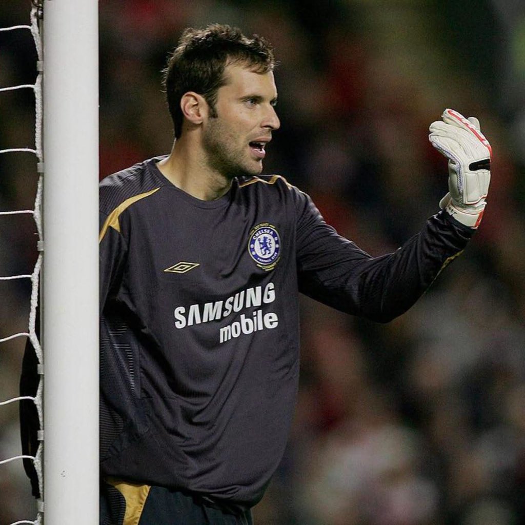 JuanHeart2016's tweet photo. The great Petr Cech.🧤

After many months of negotiations, young Petr Čech joined Chelsea in 2004 after an impressive spell with Rennes in France.
The 21-year-old Czech goalkeeper arrived in the Premier League knowing he would start behind in the goalkeeper pecking order, as Claudio Ranieri, then Chelsea’s manager, had Carlo Cudicini as his undisputed starter and a fan favorite.

Ranieri was sacked shortly before Čech’s arrival, and José Mourinho took over as manager. Everyone had to start from scratch. After an outstanding performance in the Under-21 European Championship, Čech shone during the club’s preseason in the United States—something Mourinho, always with an expert eye for spotting talent, did not overlook.

🗣️ “I found out in America that I was going to start in the first match against Manchester United. When we played against United and went out to warm up, everyone expected Carlo to play. When the starting lineup was announced and the crowd saw he wasn’t playing, the whole stadium started chanting his name again. That motivated me to put in a great performance. I knew I had to be at my best every day, or I would quickly find myself on the bench.”

Čech not only had a great game that day, with a 1–0 win and a clean sheet, but he also went on to play 35 league matches that season, setting a record of  24 clean sheets and conceding only 13 goals. Between December 12 and March 5, he kept his goal unbeaten for 1,024 consecutive minutes, which is more than 11 matches without conceding a goal.