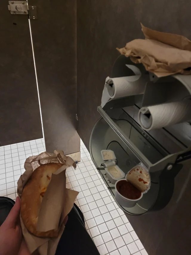 FALLENSPRAYS's tweet photo. Finally lunch! Work has been tough. https://t.co/9Ro1nj5h44