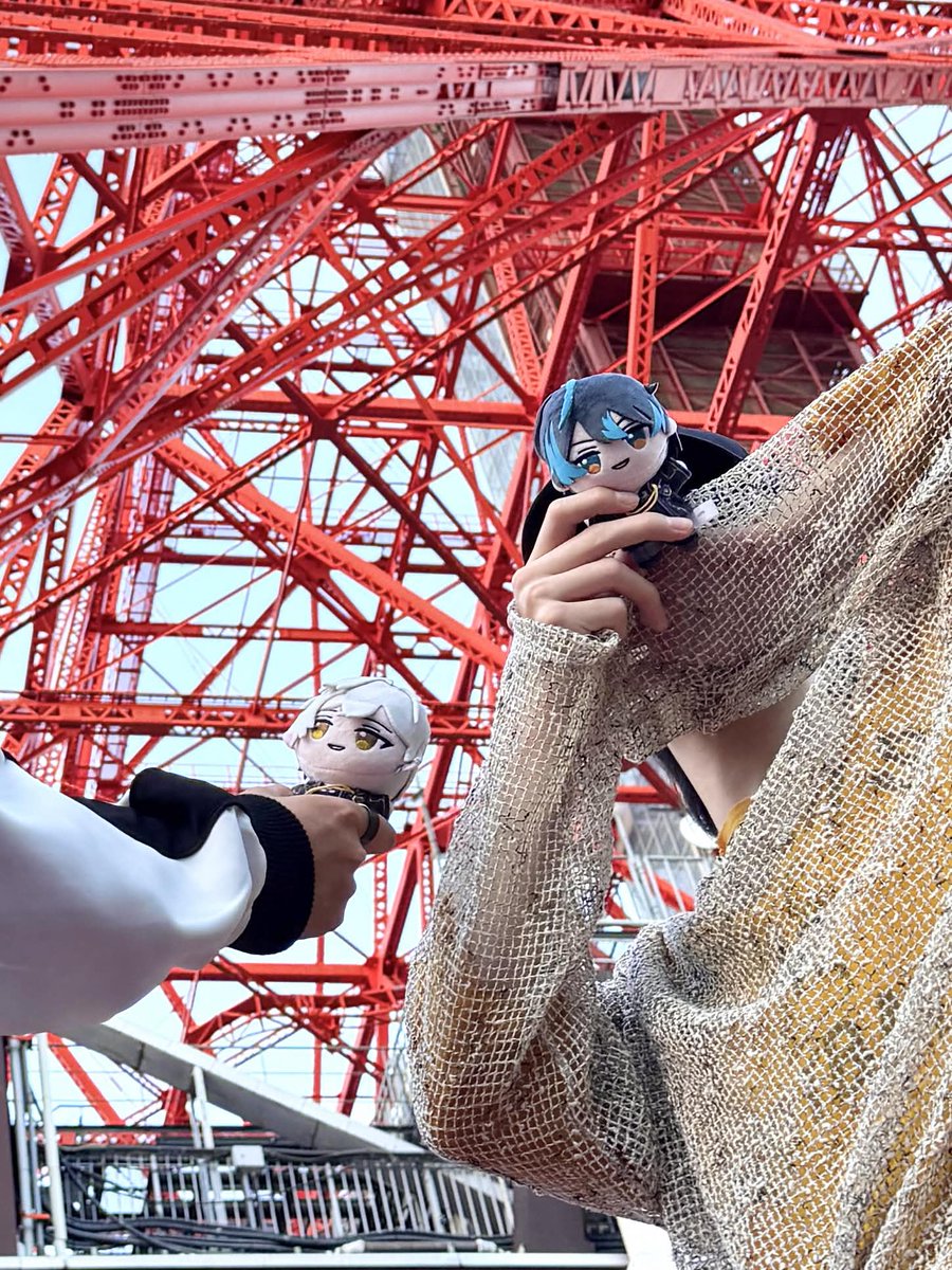 EL6_neiro_'s tweet photo. サンバ！ルンバ！オハデシャ！ねいろ！  

例の物です。 
みんな今頃謎解きしたり、フード爆食いしてるのかな〜と考えながらこっそりと、ひっそりと東京タワーの下で写真撮ってきたよ！  

みんなこの夏は俺らと思い出作るよな！！！！ https://t.co/4V9PuBIF3X