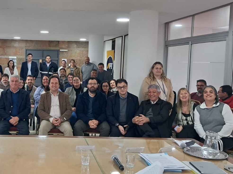 AfeUruguay's tweet photo. 🚆 AFE y ALAF firmaron un convenio de cooperación para fortalecer las capacidades técnicas en la operación ferroviaria de pasajeros, mediante asesoramiento especializado, intercambio de conocimientos y buenas prácticas regionales. https://t.co/VGzxFfFWWj