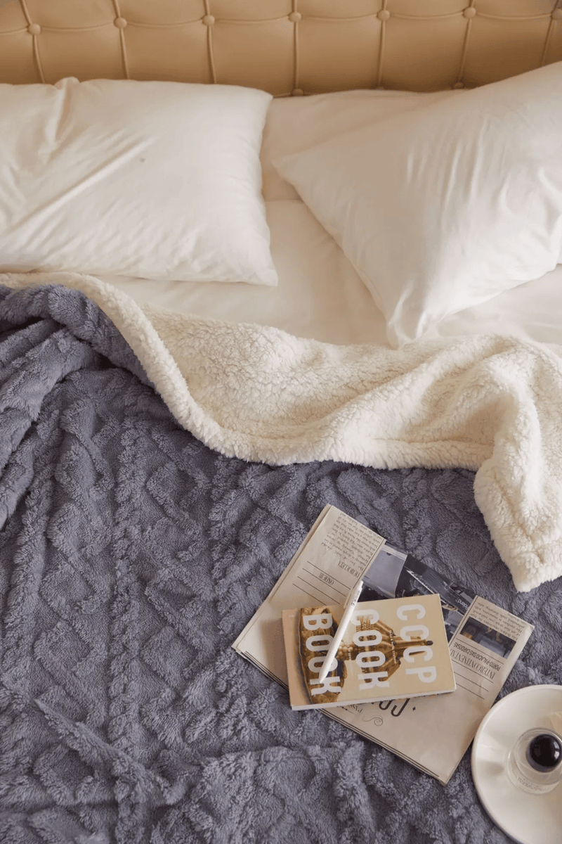 danielito773803's tweet photo. Just spent 20 mins fluffing my fuzzy blanket and making hot matcha—small Sunday win = total calm https://t.co/6azB1MKSjC