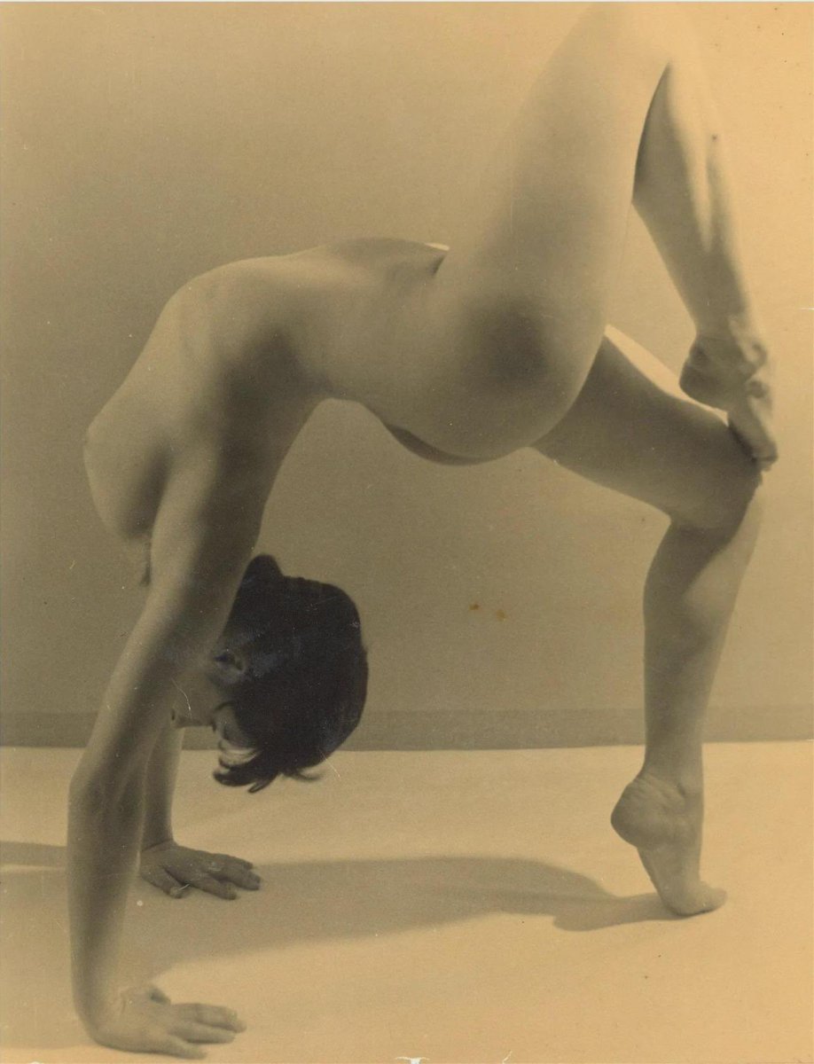 Ttalindeyzac's tweet photo. ‘Nude gymnast, (Bridge on demi-point)’, 
Josef Vetrovsky, 1925 https://t.co/ZXFgImNTmT