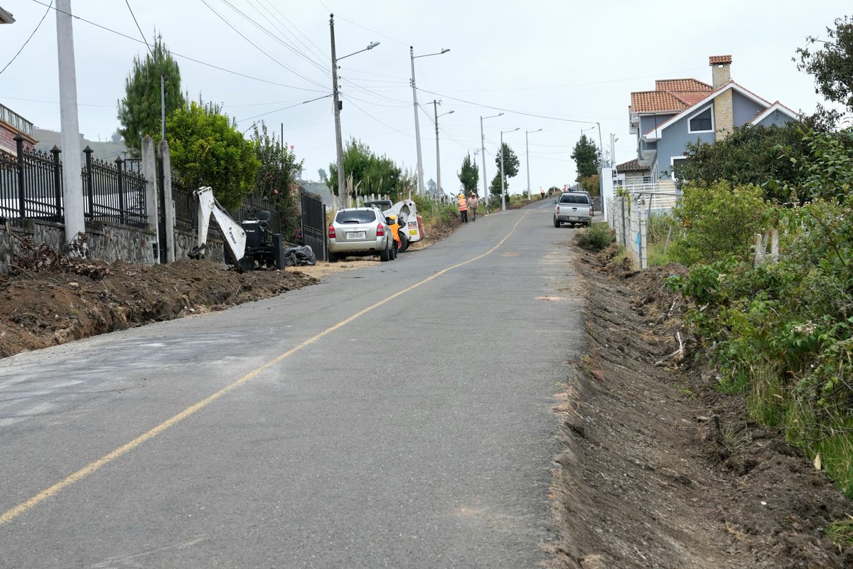 AzuayPrefectura's tweet photo. 📍 En la parroquia Simón Bolívar, cantón #Gualaceo, trabajamos por nuestra gente. 💪
🤝 Junto al GAD Parroquial de Simón Bolívar ejecutamos la construcción de cunetas y bordillos en los 3,82 km de la vía de acceso al centro parroquial, con la inversión de $268.605. https://t.co/YCO25DMhOe