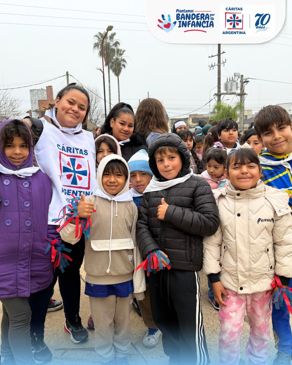 CaritasAR's tweet photo. 🩵 Así vivimos, este 2 de agosto en Concordia, el lanzamiento de la campaña nacional #PlantamosBanderaPorLaInfancia , junto a niñas, niños, adolescentes y voluntarios que compartieron una jornada llena de alegría y compromiso. 

Gracias a quienes hacen posible que cada gesto de amor, cuidado y acompañamiento se transforme en nuevas oportunidades para la infancia en nuestro país.

#somoscaritasarg
