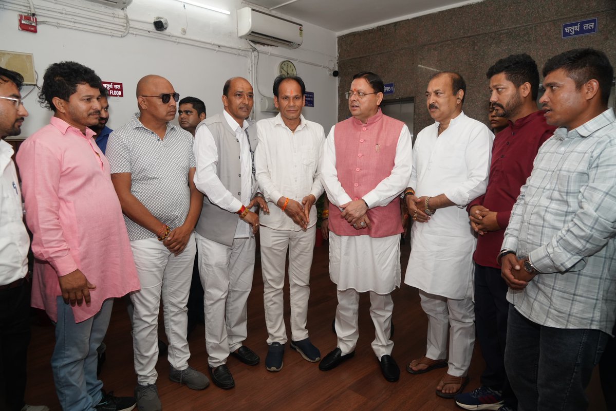 OfficeofDhami's tweet photo. माननीय मुख्यमंत्री श्री @pushkardhami जी से सचिवालय में सल्ट विधानसभा क्षेत्र से माननीय विधायक श्री @mjeenabjp49 जी ने भेंट की। https://t.co/K6cdTnneMt