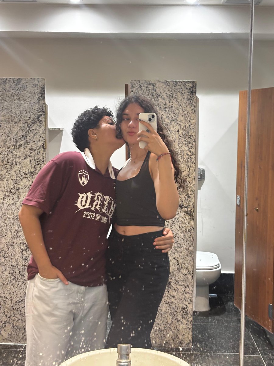 _coffee_ghost's tweet photo. Foto q a minha mulher tira: lésbicas bem lobas posturadas // foto que eu tiro: u+me=<3 vibes estar apaixonado é lindo lalalala https://t.co/7BHGDDbkbK